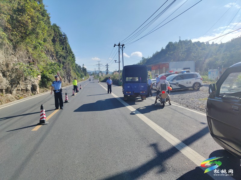 松桃交警大隊(duì)聯(lián)合轄區(qū)派出所開展道路交通安全整治行動(dòng)