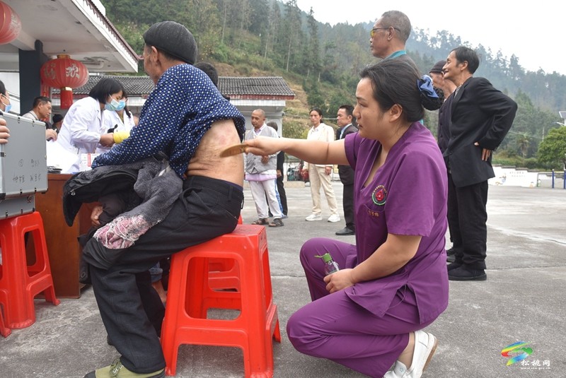 縣民族中醫(yī)院到平頭鎮(zhèn)敬老院開展中醫(yī)藥健康服務(wù)“敬老月”義診活動