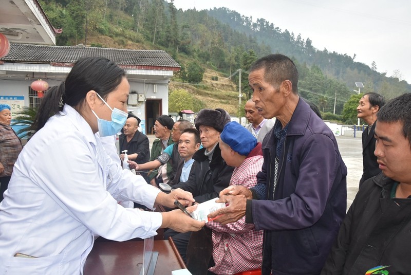 縣民族中醫(yī)院到平頭鎮(zhèn)敬老院開展中醫(yī)藥健康服務(wù)“敬老月”義診活動