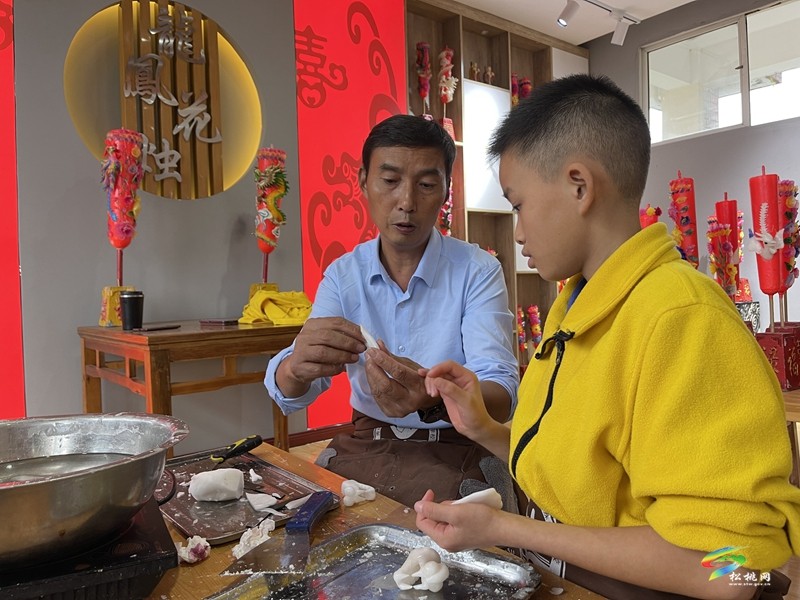 秀山陳建友：用龍鳳花燭點亮星光 助殘逐夢