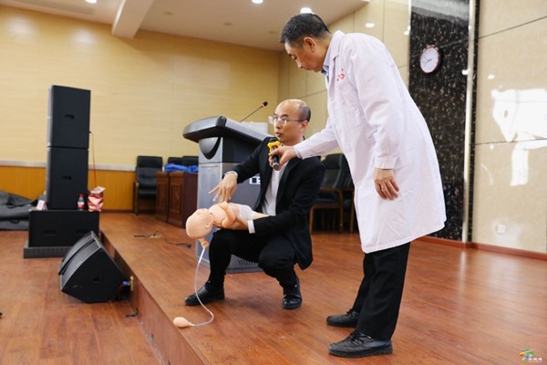 松桃舉辦體外除顫儀(AED)安裝啟動儀式暨“健康松桃·救在身邊”健康公益講座