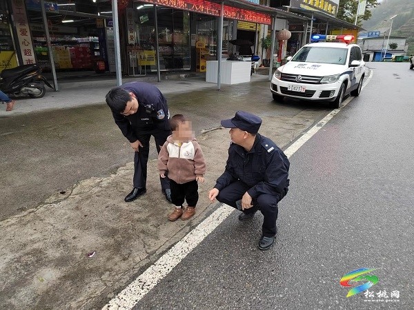 松桃公安：萌娃貪玩不慎迷路，民警暖心幫其找到家人