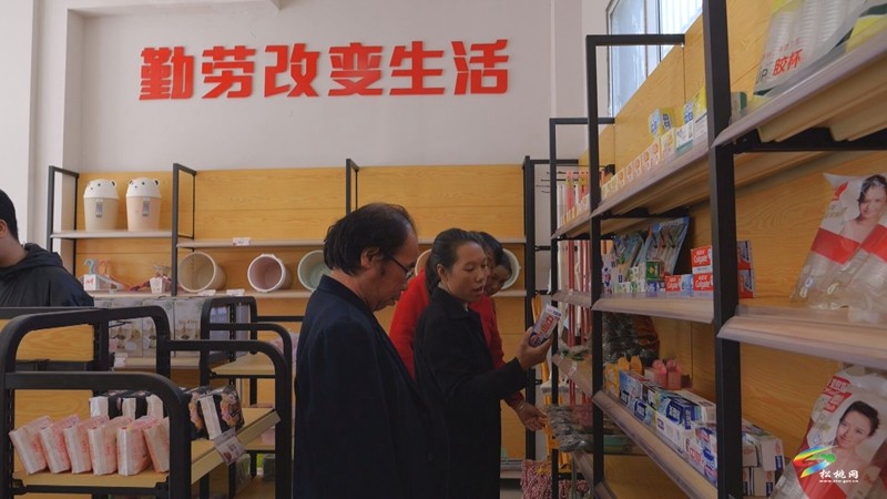 松桃：惠民福利超市進社區(qū) 搬遷群眾得實惠