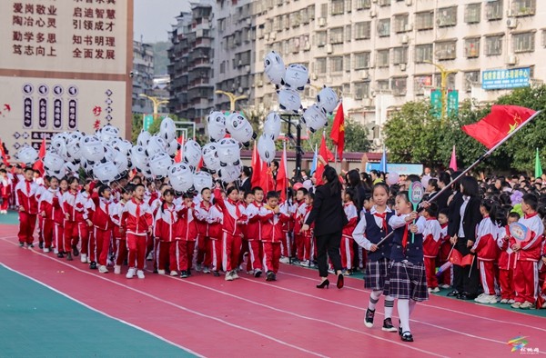 童心冬運(yùn)?強(qiáng)身筑夢(mèng)——縣第一完小2023年冬季趣味運(yùn)動(dòng)會(huì)開幕