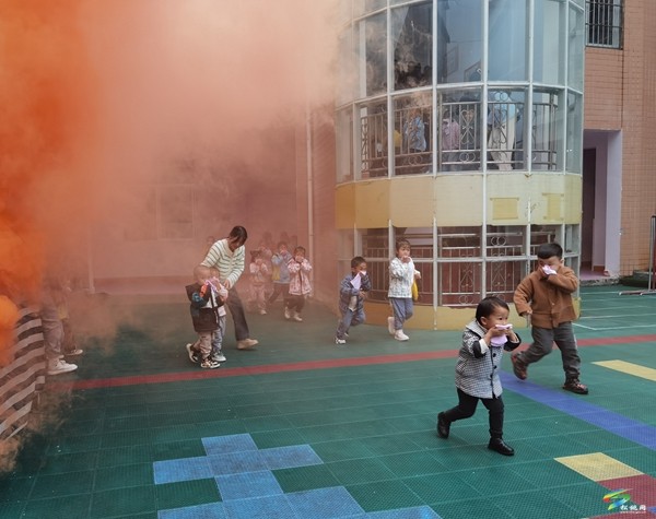 縣第二幼兒園開展消防安全疏散演練活動