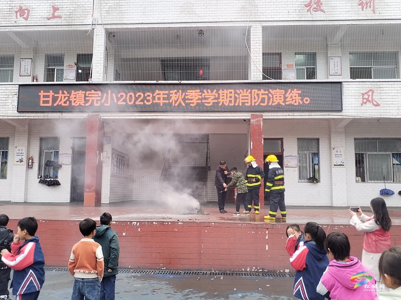 甘龍鎮(zhèn)組織開(kāi)展消防演練暨道路交通安全知識(shí)宣傳活動(dòng)