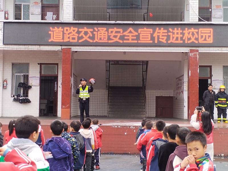 甘龍鎮(zhèn)組織開(kāi)展消防演練暨道路交通安全知識(shí)宣傳活動(dòng)
