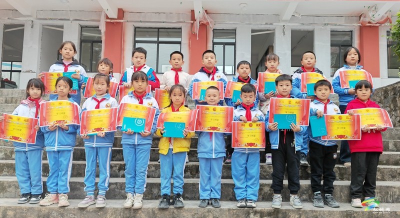 妙隘鄉(xiāng)完小召開(kāi)半期學(xué)情監(jiān)測(cè)總結(jié)表?yè)P(yáng)大會(huì)