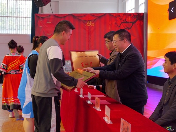 松桃第一屆教職工“國壽財(cái)險(xiǎn)杯”籃球決賽閉幕式舉行