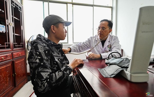 松桃：為民服務(wù)解難題 群眾就醫(yī)體驗(yàn)再升級(jí)