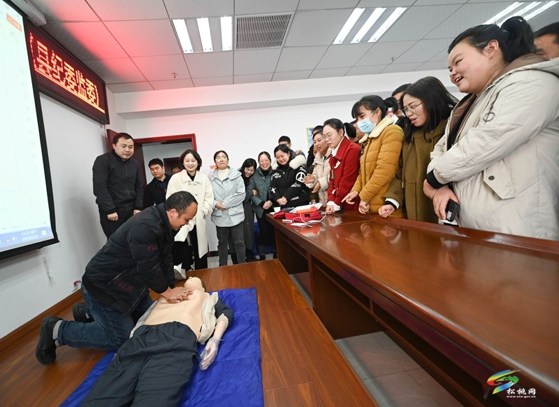 松桃紅十字會(huì)對(duì)縣紀(jì)檢監(jiān)察干部開(kāi)展應(yīng)急救護(hù)技能培訓(xùn)