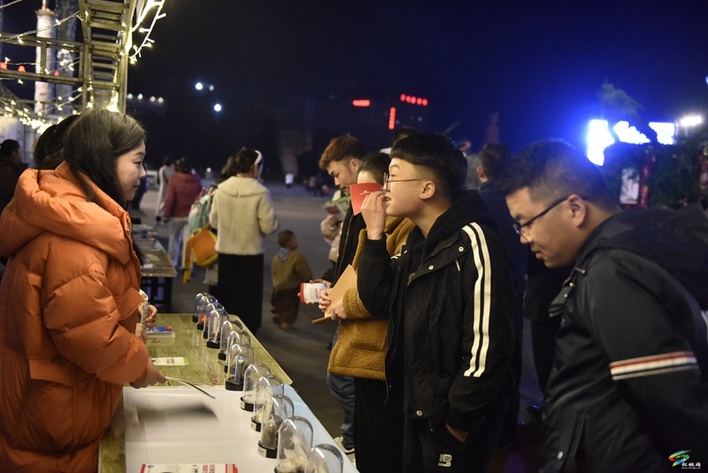 松桃開展反詐禁毒“小夜市”宣傳活動(dòng)