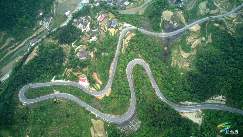 G352長(zhǎng)坪(黔湘界)至松桃公路改擴(kuò)建工程順利通過(guò)竣工驗(yàn)收