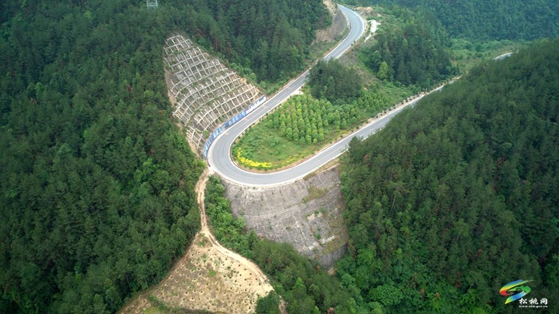 G352長(zhǎng)坪(黔湘界)至松桃公路改擴(kuò)建工程順利通過(guò)竣工驗(yàn)收