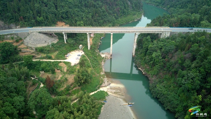 G352長(zhǎng)坪(黔湘界)至松桃公路改擴(kuò)建工程順利通過(guò)竣工驗(yàn)收