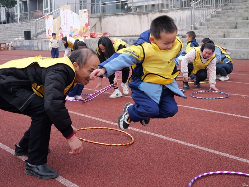 大坪場鎮(zhèn)幼兒園舉辦第四屆親子運動會