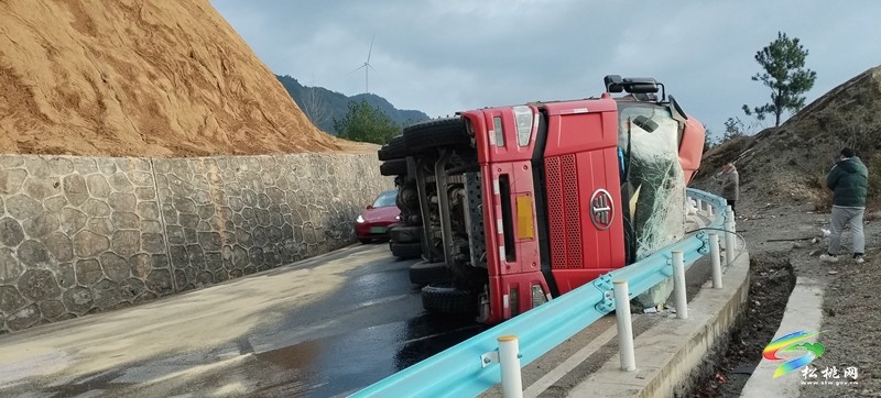松桃：現(xiàn)役軍人勇救貨車司機