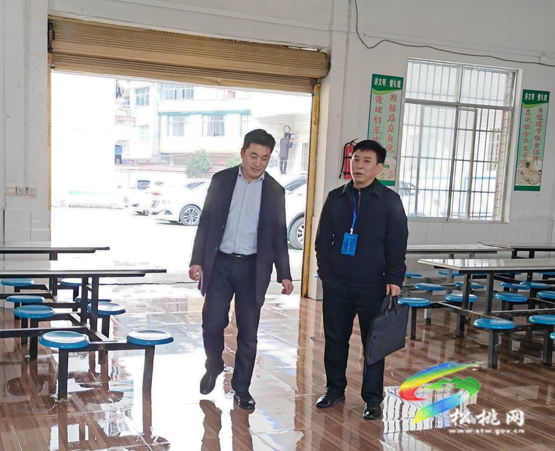 銅仁市評估專家組到妙隘鄉(xiāng)完小開展“公辦強校計劃項目培育學?！敝衅谠u估工作