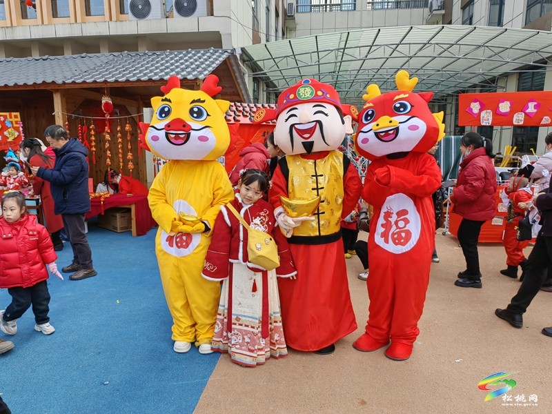縣第七幼兒園開展“趕年集.尋年味”2024年慶元旦活動