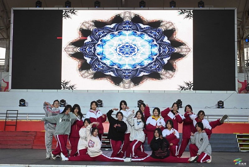 松桃民族中學(xué)慶祝建校90周年晚會今晚舉辦，彩排現(xiàn)場美圖搶先看~
