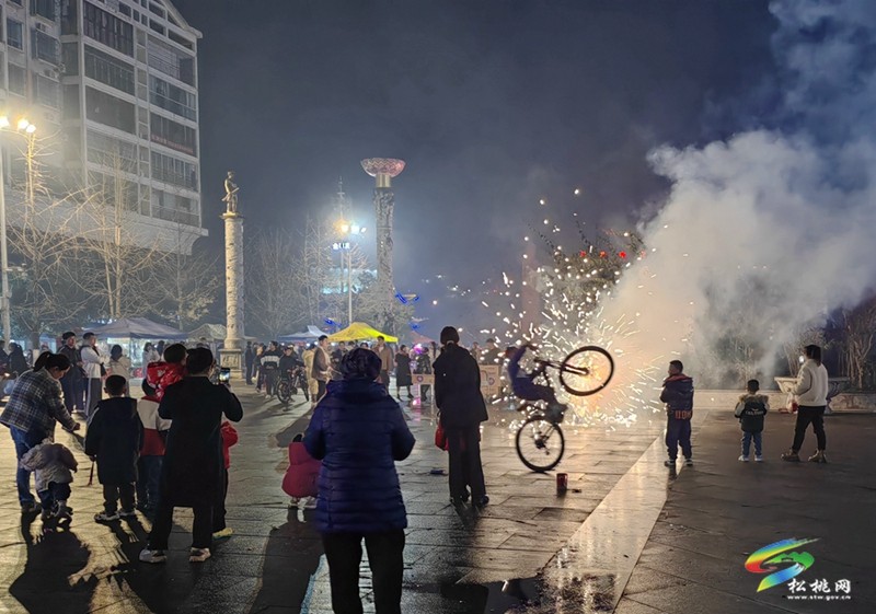 松桃跨年夜經(jīng)濟(jì)熱潮：零售業(yè)、餐飲業(yè)及娛樂產(chǎn)業(yè)全面發(fā)力