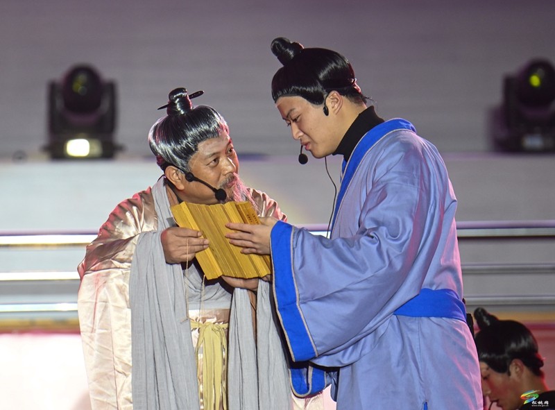 松桃民族中學(xué)慶祝建校90周年晚會今晚舉辦，彩排現(xiàn)場美圖搶先看~