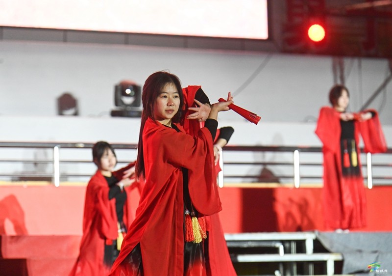 松桃民族中學(xué)慶祝建校90周年晚會今晚舉辦，彩排現(xiàn)場美圖搶先看~