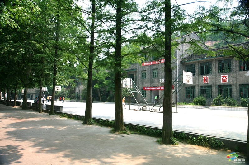 櫛風(fēng)沐雨九十載??春華秋實(shí)滿庭芳——松桃民族中學(xué)建校九十年