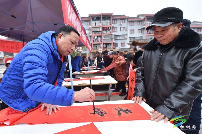 “新春送祝福·文化進(jìn)萬家”活動(dòng)走進(jìn)團(tuán)山社區(qū)