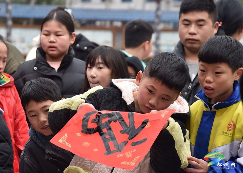 “新春送祝?！の幕M(jìn)萬家”活動(dòng)走進(jìn)團(tuán)山社區(qū)