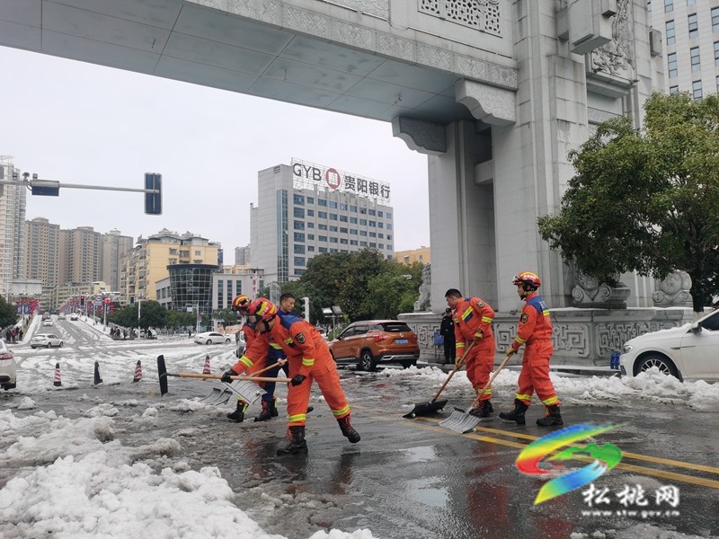 以雪為令  聞雪而動 ——松桃志愿服務(wù)隊為群眾安全出行保駕護(hù)航