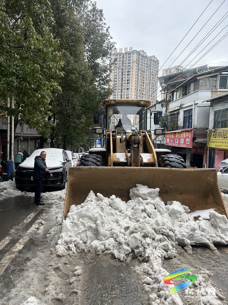 以雪為令  聞雪而動 ——松桃志愿服務(wù)隊為群眾安全出行保駕護(hù)航