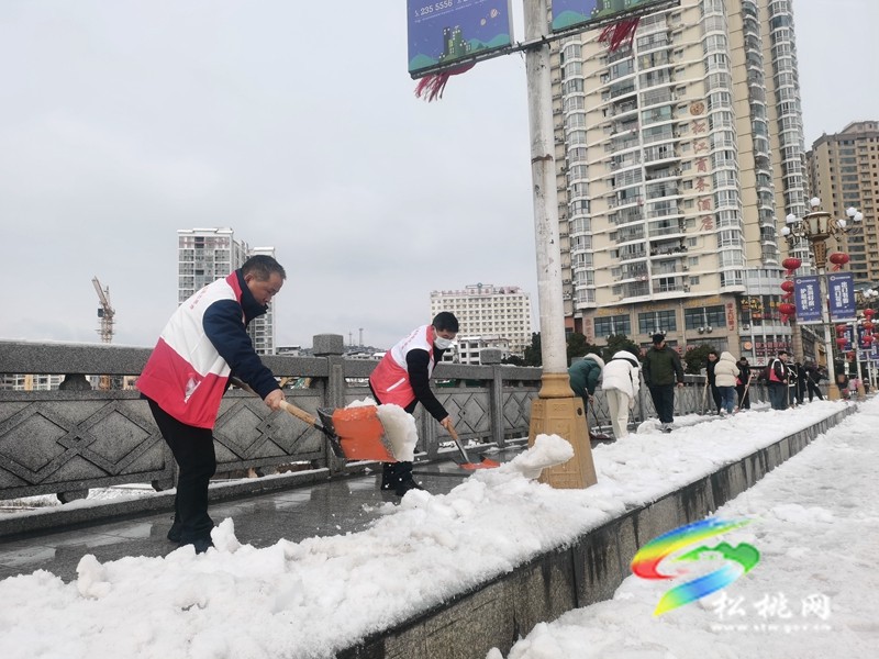 以雪為令  聞雪而動 ——松桃志愿服務(wù)隊為群眾安全出行保駕護(hù)航