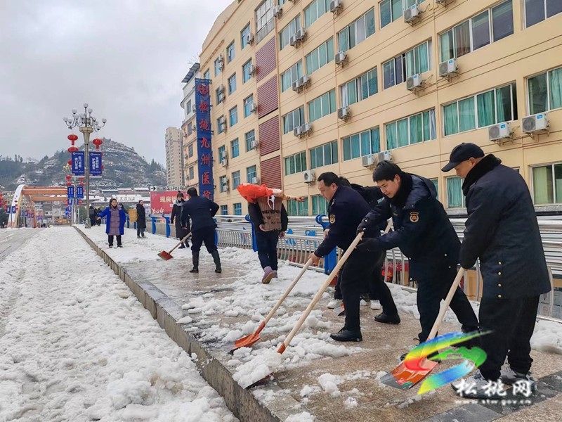 以雪為令  聞雪而動 ——松桃志愿服務(wù)隊為群眾安全出行保駕護(hù)航