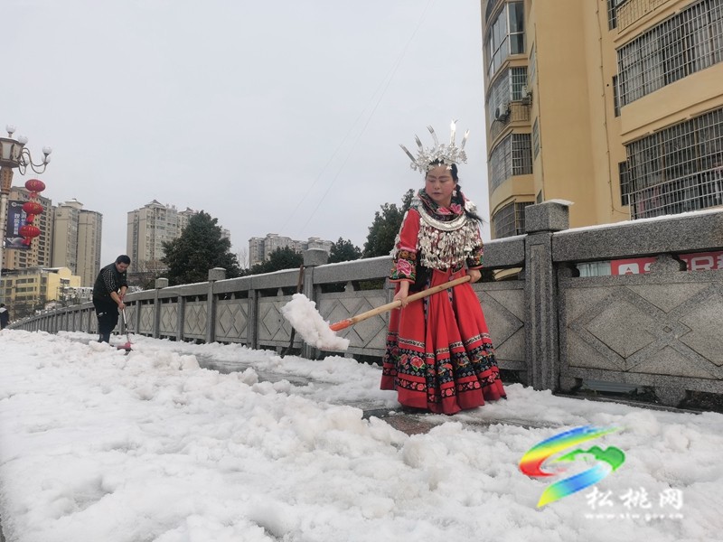以雪為令  聞雪而動 ——松桃志愿服務(wù)隊為群眾安全出行保駕護(hù)航