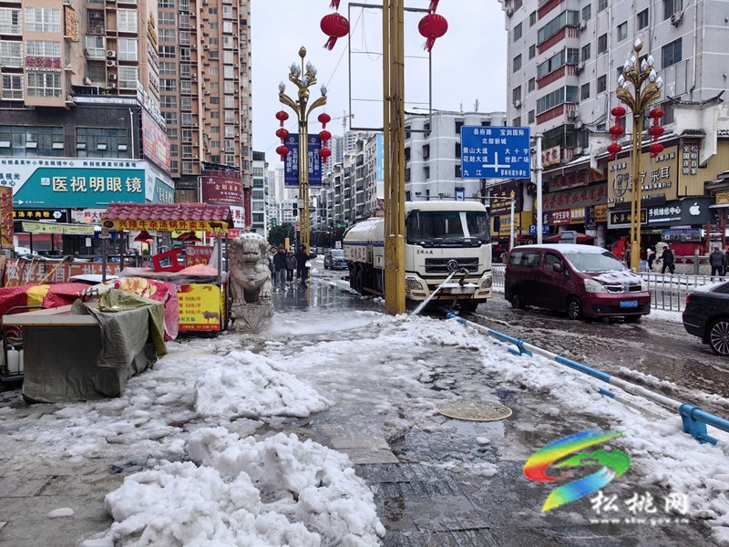 以雪為令  聞雪而動 ——松桃志愿服務(wù)隊為群眾安全出行保駕護(hù)航
