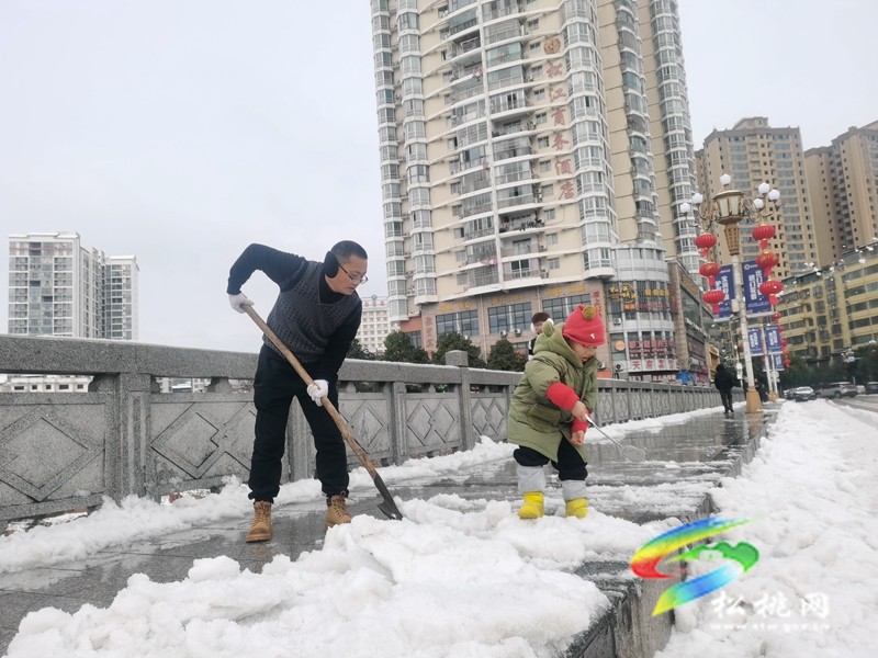 以雪為令  聞雪而動 ——松桃志愿服務(wù)隊為群眾安全出行保駕護(hù)航