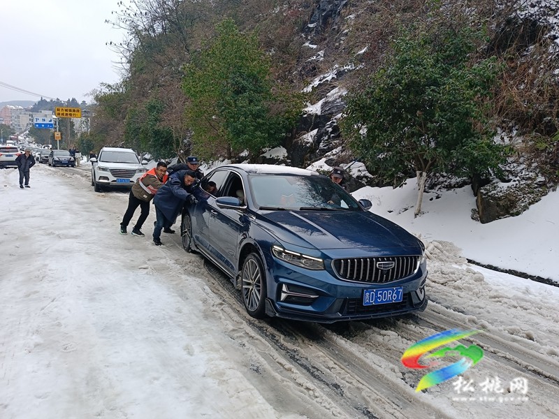 以雪為令  聞雪而動 ——松桃志愿服務(wù)隊為群眾安全出行保駕護(hù)航