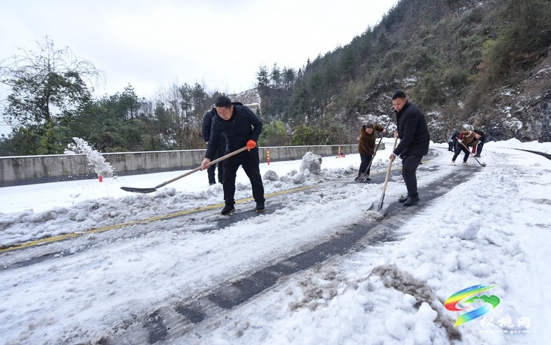 松桃：黨員除雪保暢迎春節(jié)