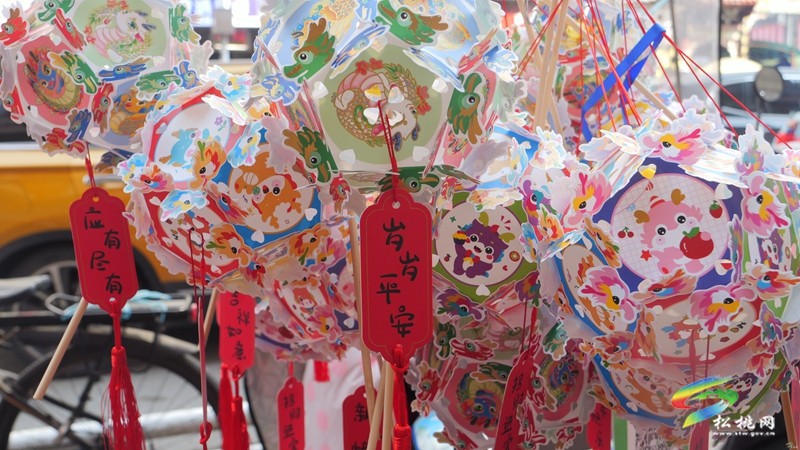 【網(wǎng)絡(luò)中國(guó)節(jié)·春節(jié)】松桃：春節(jié)廣場(chǎng)趕集忙 玩耍嬉戲好時(shí)光
