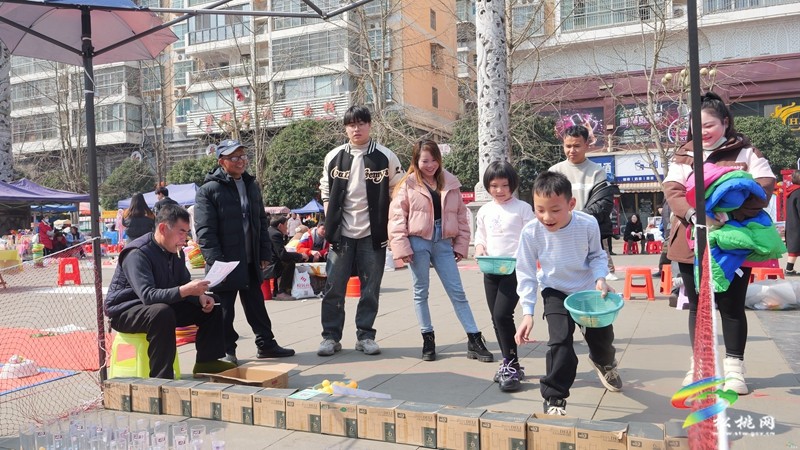 【網(wǎng)絡(luò)中國(guó)節(jié)·春節(jié)】松桃：春節(jié)廣場(chǎng)趕集忙 玩耍嬉戲好時(shí)光