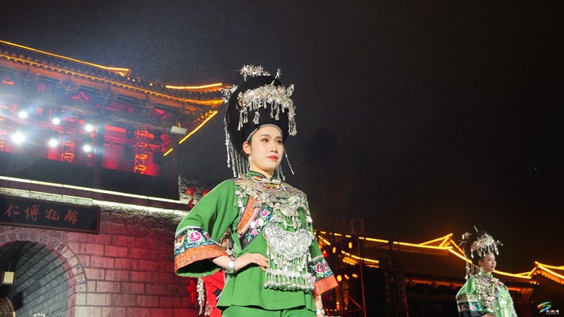 驚艷又震撼！松桃苗族非遺秀演巡游銅仁中南門