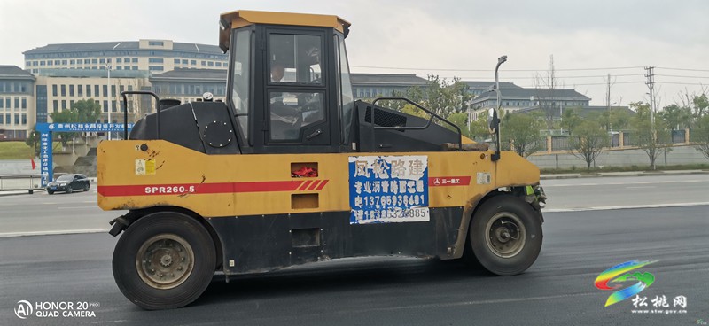 看！松桃縣城九龍湖人行道鋪油啦！