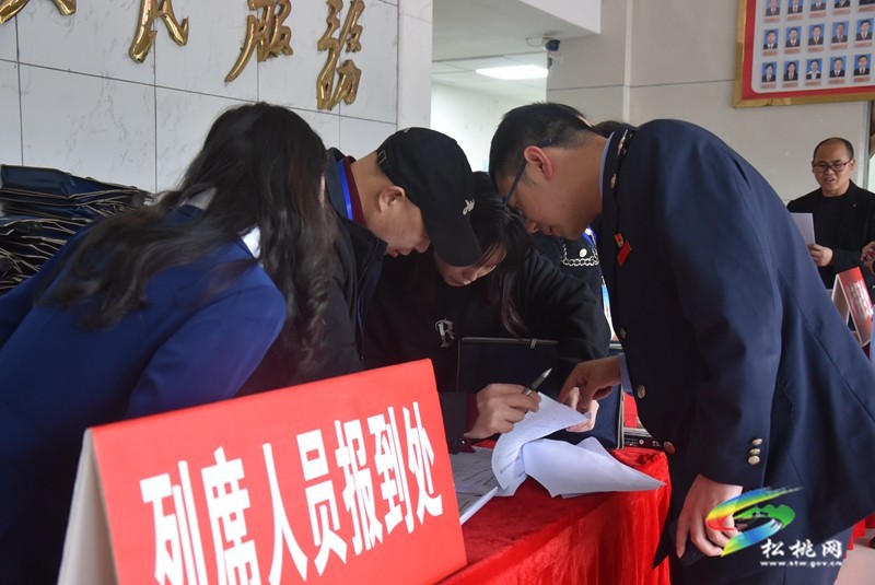 人大代表向大會報到