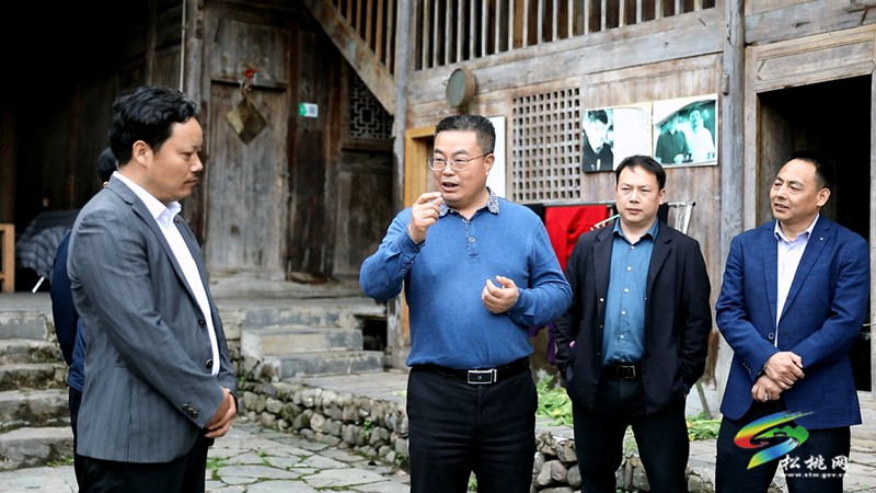 市人大常委會(huì)來(lái)松開(kāi)展傳統(tǒng)村落民族特色村寨立法調(diào)研