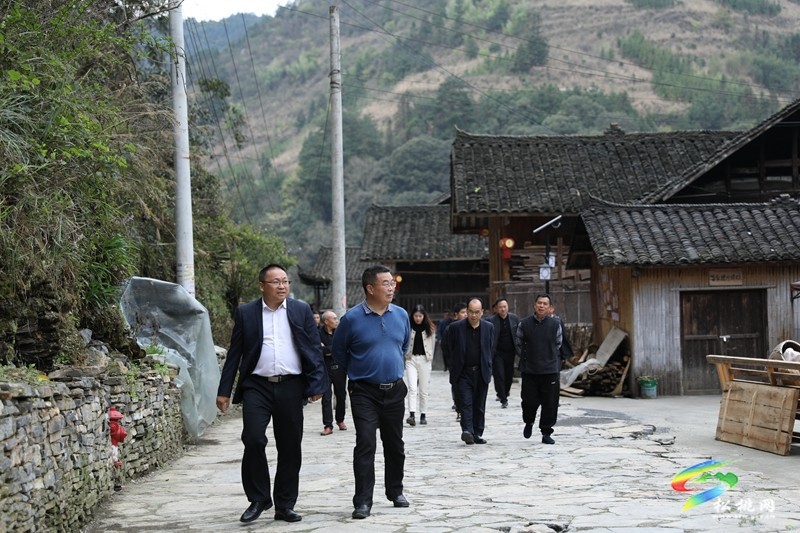 市人大常委會(huì)來(lái)松開(kāi)展傳統(tǒng)村落民族特色村寨立法調(diào)研