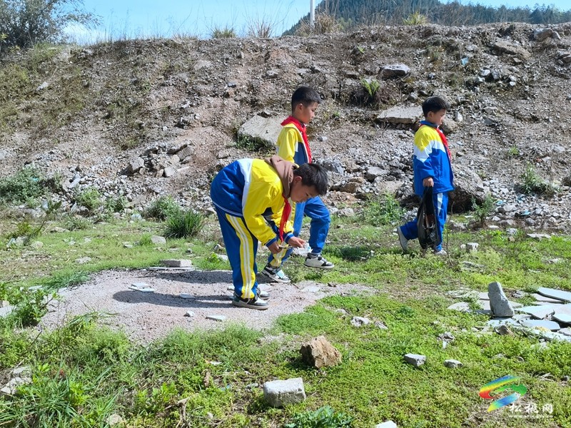 天龍湖小學(xué)組織開展“小手拉大手，共創(chuàng)文明城”主題系列教育實(shí)踐活動(dòng)