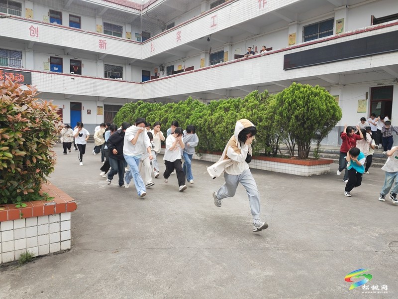 寨英鎮(zhèn)鄧堡中學(xué)開展消防安全知識培訓(xùn)和應(yīng)急演練