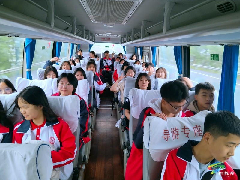 松桃第三高級(jí)中學(xué)開展地質(zhì)科普研學(xué)實(shí)踐活動(dòng)