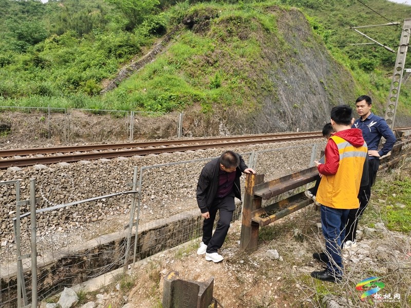 普覺(jué)鎮(zhèn)聯(lián)合開展鐵路沿線安全隱患排查整治